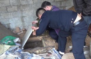 Когда вопрос стоит жить тебе или умереть, то гипсокартон и фанера, это тетрадные листочки. Тут явно не тюрьма. Те, кто хочет запереть когда-либо надолго и без возможности выхода наружу, действует по другому. 
P.S. Примерно так выглядит "задолбаешься проламывать".