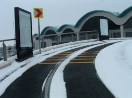 уже 60 лет как делают подогревы дорог и мостов в ответственных местах.
кабель DEVI нам в помощь
