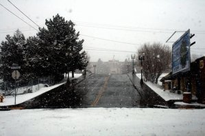 уже 60 лет как делают подогревы дорог и мостов в ответственных местах.
кабель DEVI нам в помощь