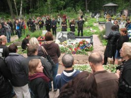 Могила Густова - ударник КИНО!