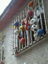 Неожиданно  

Я сначала подумал  что это защита,  от постоянно прилетющих в окна мячей.