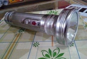 Это уже не китайский фонарик, он сделан из алюминия, а у меня был настоящий китайский из хромированной жести - вот это было круто:)...

Афтар - это не каретка, это задняя втулка, сейчас таких же сколько угодно. Каретка там, где педали.

А это не украшения, это бигуди:). На них волосы накручивали, чтоб ни были, как будто вьются.

Да, на ЛиАзе была гидравлическая трансмиссия - до сих помню её звук. Было что-то средне между гудением и свистом, чем быстрее ехал автобус, тем выше звук...

Пачка не пробитых перфокарт до сих пор где=то валяется, я из них картотеку делал...

Свинец тоже плавил когда-то, только для этого удобнее было брать свинцовую оболочку от телефонного кабеля - обрезки  по всей Москве валялись. В нём еще медная проволока была в бумажной изоляции...