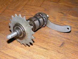 Это уже не китайский фонарик, он сделан из алюминия, а у меня был настоящий китайский из хромированной жести - вот это было круто:)...

Афтар - это не каретка, это задняя втулка, сейчас таких же сколько угодно. Каретка там, где педали.

А это не украшения, это бигуди:). На них волосы накручивали, чтоб ни были, как будто вьются.

Да, на ЛиАзе была гидравлическая трансмиссия - до сих помню её звук. Было что-то средне между гудением и свистом, чем быстрее ехал автобус, тем выше звук...

Пачка не пробитых перфокарт до сих пор где=то валяется, я из них картотеку делал...

Свинец тоже плавил когда-то, только для этого удобнее было брать свинцовую оболочку от телефонного кабеля - обрезки  по всей Москве валялись. В нём еще медная проволока была в бумажной изоляции...