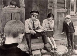 Классное фото, примерно похожее у нас в семейном архиве есть)))))
У бабушки с дедой было три сына, уличные пацаны, хулиганы и повесы.
Но, страршиый стал доктором наук, средний журналистом и редактором, а папа режиссером.
Так что, улица не всегда учит плохому...