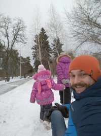 С папой и на санках кататься весело)))