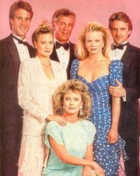 Тед, Келли, Сиси, Иден, Мейсон и София.... все как буд-то с семейного фото... все знакомы...