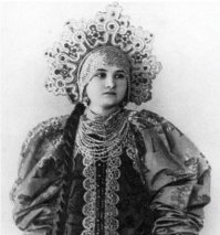 Коруна. Вырезалась из той же бересты что и венец, но с с зубцами по краю. Украшалась полудрагоценными и даже драгоценными камнями, жемчугом, бисером, перламутром. Надевалась на свадьбу. Кто не мог себе позволить- брал в аренду, могла быть одна коруна на всю волость. Те, кто побогаче передавали от матери к дочери на протяжении многих поколений в качестве приданного.
Иногда коруны были очень высокие, а с учетом деревянного основания- тяжелые, на голове держались чисто символически. Поэтому были даже придуманы специальные бабы, которые с невестой рядом ходили и всю эту красоту придерживали.