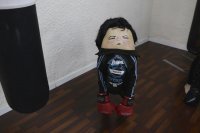 Фотограф загибает людей в крендель и рисует лица на их спине