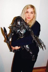 Заместитель главного редактора журнала Maxim с имечком Тата, по совместительству геймер (плохой геймер, по ее же словам) учит жизни обе половины человечества.   Еще и о наших женщинах на Великой Отечественной провоняла. Дали, бл&ть, дурам свободу слова (как и дуракам, впрочем).