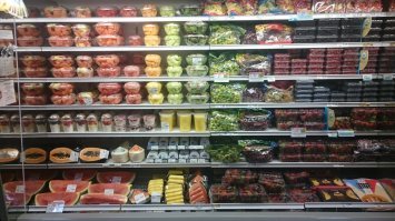 Внимание на табличку на морепродуктах. Там типа написано - есть нельзя!