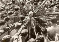 Полковник Энтони Джозеф Дрексель Биддл, мастер рукопашного боя в Корпусе морской пехоты США, 1943 год. Он известен тем, что приказывал морским пехотинцам попытаться убить его штыками и обезоруживал их всех... 
Своей наивностью (последнее при жизни фото).