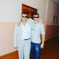 У меня такой нет. Кто эти двое, и почему они должны быть в моих фото?