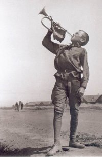 Интересно, а военные привычки это какие?  Трубить  в горн по утрам и вечерам, доставать соседей криками - Рррота, подъем!! и Рррота, отбой!!