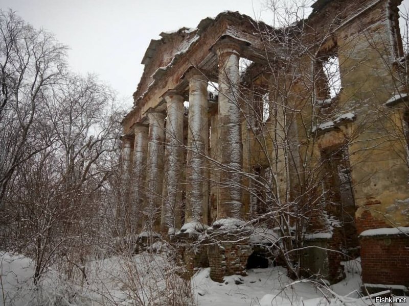 По Ленобласти заброшенных усадеб невероятное количество. Удивляюсь, в ихних европах, если есть старый замшелый камень, его огораживают, пишут историю, пускают туристов и кичатся сврей богатой историей. У нас стоят брошенные дворцы, прекрасные, величественные и никому не нужные. Это очень обидно. 
1. Усадьба Блюментростов и фон Герсдорфов в Куммолово
2. Усадьба Миниха в Гостилицах
3. Усадьба Альбрехта "Утешение", Фалилеевское поселение
4. Усадьба Врангеля в д. Торосово
5. Храм Пресвятой Троицы, все что сохранилось от усадьбы Брискорна "Пятая гора"
6. Въездные ворота в усадьбу Демидовых в с. Тайцы