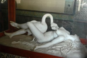 В Помпеях обнаружили эротическую фреску с женщиной и лебедем