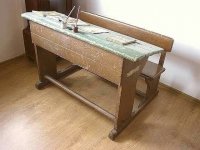 мне одному кажется что эта скамья от парты?