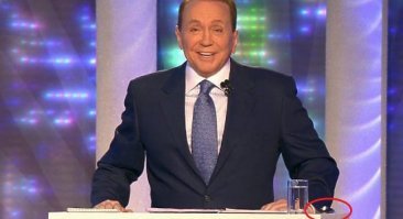 Меня давно терзает вопрос: зачем Масляковым мышка на трибуне?