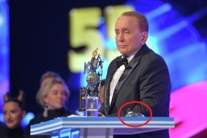 Меня давно терзает вопрос: зачем Масляковым мышка на трибуне?