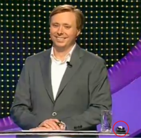 Меня давно терзает вопрос: зачем Масляковым мышка на трибуне?