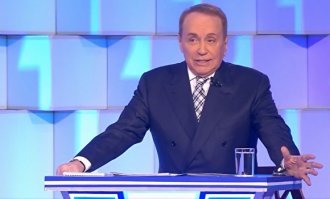 Сомневаюсь... стол бумажками завален - монитора не увидишь. Да и нафига он ему?