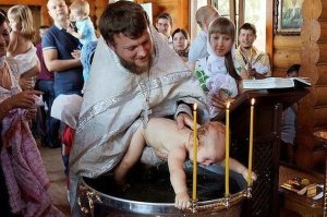 Священник чуть не утопил ребёнка во время церемонии крещения
