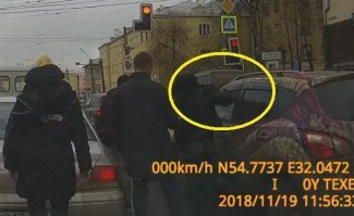 А зачем ей его капюшон?