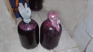 Потому что надо перчатку одевать, а не пробку! По физике у паренька была твердая двойка!