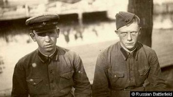 Лица как лица, чо докопались?
Скептические красноармейцы не видят подвоха