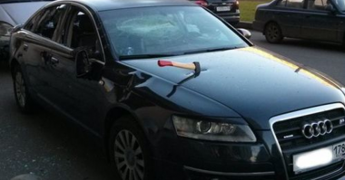 Парковка по-царски: внедорожник припарковали в подъезде жилого дома