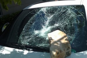 Парковка по-царски: внедорожник припарковали в подъезде жилого дома