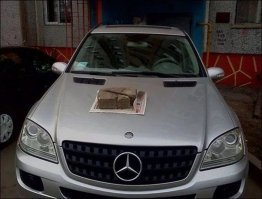 Парковка по-царски: внедорожник припарковали в подъезде жилого дома