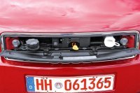 Такая же хрень была у Audi А2.
Капот там вообще снимался, а не открывался.
