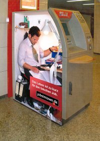 На самом деле в каждом банкомате сидит маленький сотрудник банка и рассматривает купюры, которые суют клиенты. К концу смены он устает, и ему можно подсунуть фальшивку. Главное вычислить время, когда у него конец смены. Тогда его легче обмануть. А все эти сказки про сканеры - брехня. 
Не верите? У меня даже фотка есть.