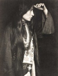 >>> Портрет коренной американки, 1926 год. Как же мало их сейчас осталось.

Блин, ну тщательнее надо фотки подписывать.
Это фото 1898г, на ней изображена Зиткала-Ша - известная писательница и политическая активистка из племени Сиу.


И нынче индейцев в этом племени раз в пять больше, чем на момент фото, ок. 70 тыс человек.
Было бы больше, но имеют место быть жесткие критерии по признанию принадлежности к племени.
Сейчас быть индейцем очень популярно, в основном из-за гос.поддержки коренных народов...