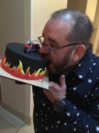 Это, конечно, скорее скульптуры из кулинарной мастики, чем кулинарное произведение, которое можно съесть, но которое круто выглядит. Хотя выглядит очень круто. Мне на ДР такой подарили, очень вкусный был тортик))