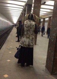Не, ну вот это я ещё могу понять - надо куда-то отвезти клетку для попугая, клетка большая и просто нести её в руках не удобно, а так не мешает никому и в давке защищает:)...