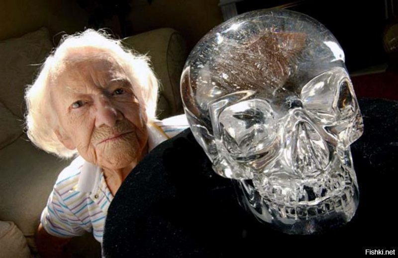 Не мешало бы добавить хрустальный череп майя, который якобы нашла Анна Митчелл-Хеджес. Тоже фальшивка.