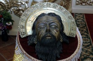 Насчет "мощей". Это обычный фейк. 
В открытом виде мощи для почитания никогда не выставляют, они всегда в специальном ковчеге для мощей. Сразу бросается в глаза и формулировка "святого Иакова". Так писать не принято, обычно пишут: апостола, мученика, великомученика, праведного, преподобного. В действительности это никакой не "святой Иаков", это вообще резное деревянное изображение: главы святого Иоанна Крестителя - последнего пророка Божьего которому, согласно Библии, отрубили голову.