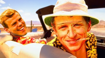 К&М смотрят на это с удивлением (из-за решётки)