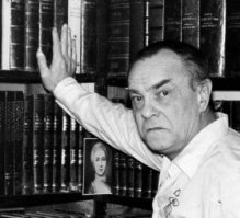 Валентин Пикуль, "Из тупика" - роман о времени Гражданской войны, о людях и  об интервенции англичан на Севере, в Мурманске и Архангельске.
КРАЙНЕ  советую, как и многое у Пикуля (те же "Исторические миниатюры").

Предисловие самого Пикуля:
"Эта книга   исторический роман-хроника. Необходимого для любого романа вымысла в этой книге столько, сколько требуется от автора, чтобы связать воедино людей и события.
Большинство героев романа   образы собирательные, и если кто-либо узнает себя в моих героях, то это будет лишь совпадением (совпадением случайным).
Приводимые в книге документы, записи отечественных разговоров, телефоне  и радиограммы (за исключением незначительных или сугубо частных) приводятся мною дословно, лишь иногда подвергнуты сокращениям, которые оговорены в тексте книги.
Хронологическая канва сохранена в романе, по возможности, в точности   как можно ближе к фактам, потрясавшим тогда весь мир…"