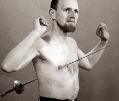 Тогда еще фотошопа не было.