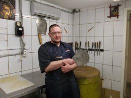 у меня муж - мясник. Его рабочие топоры- это что-то. Как-то решила переложить один топор, случайно легонько коснулась пальцем края - результат: порез до кости.
А так - хорошая профессия ))))
