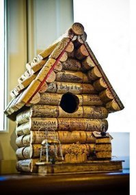 Мария Петрова! Частенько "грешишь" косячной писаниной. Ну хотя бы иногда читай, что пишешь. Вот пример из этого поста: <<Оригинальные скворечники которые можно сделать своими руками>> Согласен. Скворечник оригинален. Согласен. Можно сделать своими руками. Но сколько, мля, нужно "бабла" что бы выпить столько винища(а домик для птички именно из винных пробок, да к тому же разных марок)? И пробки явно не на помойке собраны.