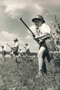 "20. Пионеры на учениях по гражданской обороне, 1960 год"
Это, скорее всего, довоенный снимок... И красноармейский шлем, и противогаз... В 60-е годы такого уже даже на моб. складах не было...
