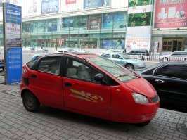 Для тех комментаторов, которые знакомы с Китаем по наслышке и считающих эту новость фейком - я 2 года жил в Китае, не считая сколько лет ездил туда регулярно по несколько раз в месяц, скажу -  новость может быть вполне реальной.
По сравнению с подделкой куриных яиц, подделка презервативов, это вообще детский лепет.
И вот из личного фотоархива, поделки китайцев из презервативов )
Безобидные резиночки для волос, которые и сейчас можно купить,например на алиэкспресе.
Или еще, китайские вариации транспортных средств на тему приуса. У самого был 20-тый приус, поэтому всегда, когда попадались подобные экземпляры, фотографировал