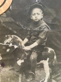 Чужие фотки (из открытой группы в ВКонтакте). Просто не могу забыть и смотреть спокойно. (( Фотки довоенные. Дети не пережили блокаду. И папа их с 3 фотографии умер в госпитале тогда же. 
З.Ы. Девочки и мальчик - сестренки и братик бабушки девушки, которая эти щемящие фотографии выложила.