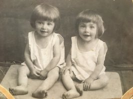 Чужие фотки (из открытой группы в ВКонтакте). Просто не могу забыть и смотреть спокойно. (( Фотки довоенные. Дети не пережили блокаду. И папа их с 3 фотографии умер в госпитале тогда же. 
З.Ы. Девочки и мальчик - сестренки и братик бабушки девушки, которая эти щемящие фотографии выложила.