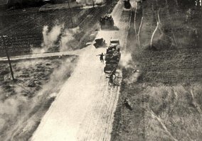 3. Солдаты Вермахта укрываются от атаки, 1944 год
-------------------------
Херово укрываются. Мы их не звали. Их вообще никто не звал.
