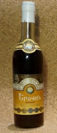 У Армянского коньяка ординарного был винт (бутылка с винтом так и называлась - коньячная, в отличие от водочной под "кепку"), у марочного - корка. Молдавские и грузинские  коньяки разливались в водочную бутылку с пластиковой затычкой , сверху - фольга.
Если не считать времена до конца 90х, когда  "коньяк" разливали в каждом гараже :)