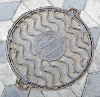 Вот наша “креативная” стабильность. Оформление люка как бы указывает, на состояние дорожного полотна!
На всех дорогах страны!